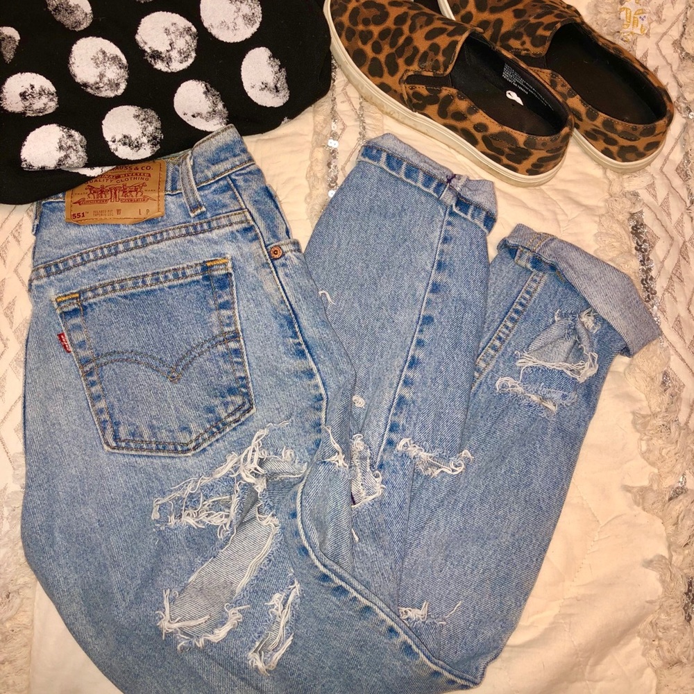 VINTAGE LEVI distressed mom jeans :)